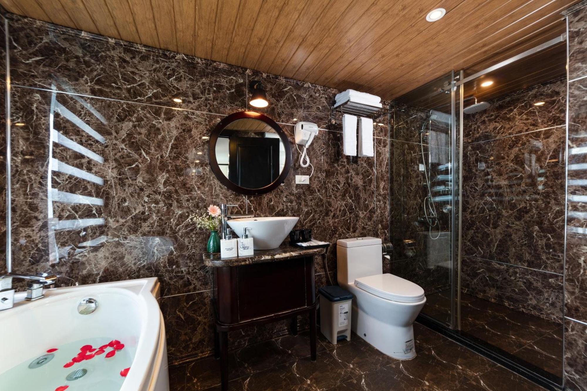 Hotel Amanda Luxury Cruise Hạ Long Exterior foto
